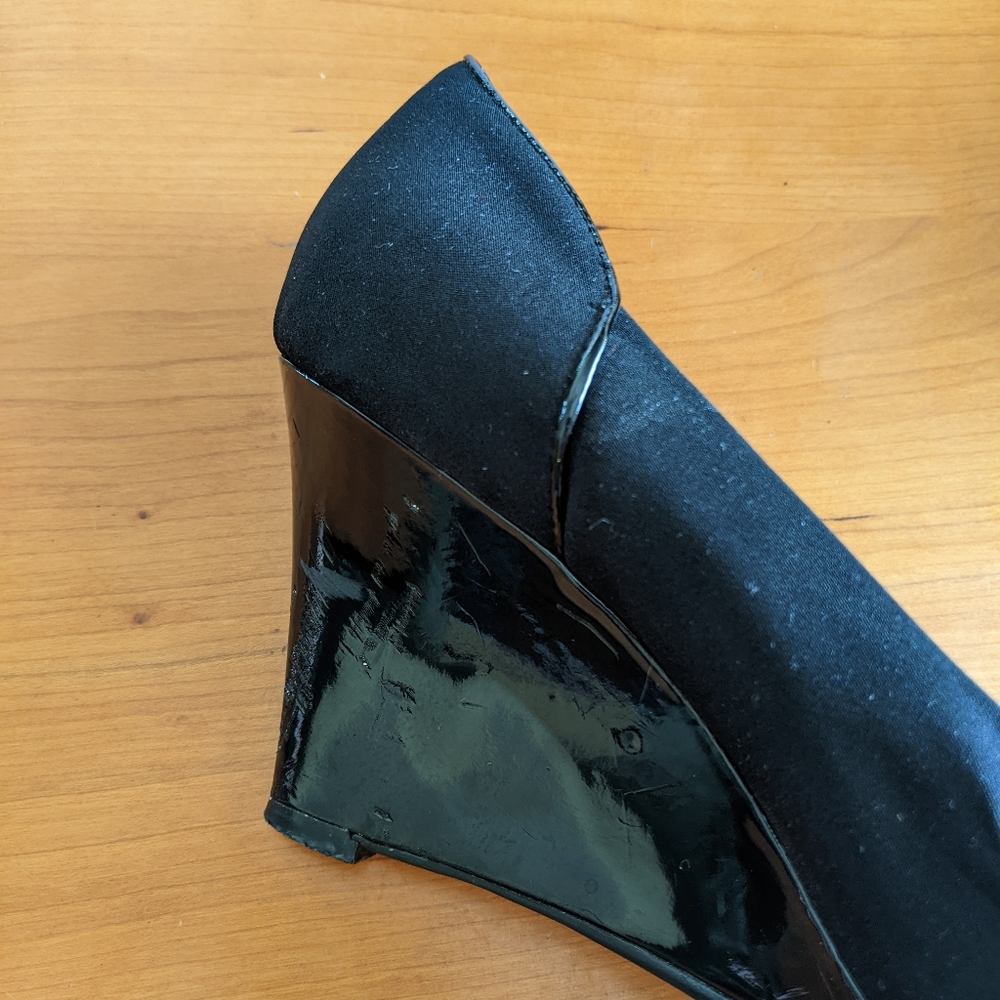 Ellen Tracy Black Peep Toe Wedge Heel, sz 8 - Picture 4 of 8